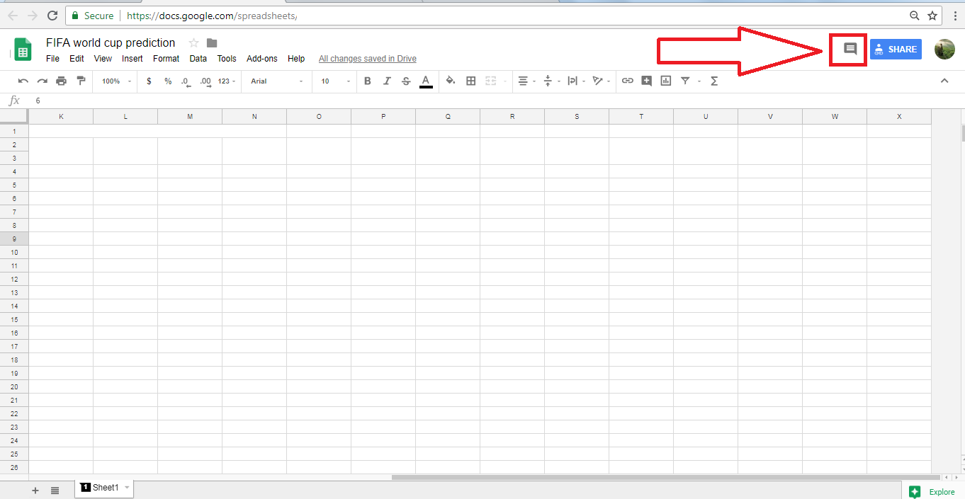 在线表格界面右上角指向评论按钮的红色箭头，用于团队在同一行价格旁添加备注